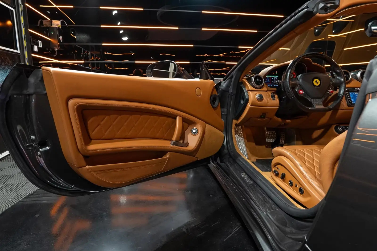 Ferrari California door panel in Cuoio leather with carbon trim