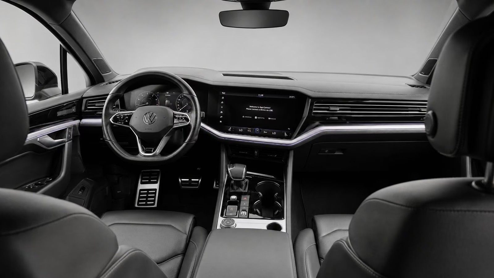 Volkswagen Touareg cockpit with the Innovision Cockpit digital instruments and central touchscreen.