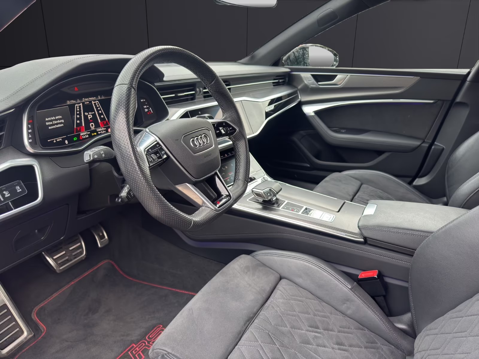 Driver's cockpit of the Audi RS7 with the flat-bottomed RS steering wheel and virtual cockpit display.