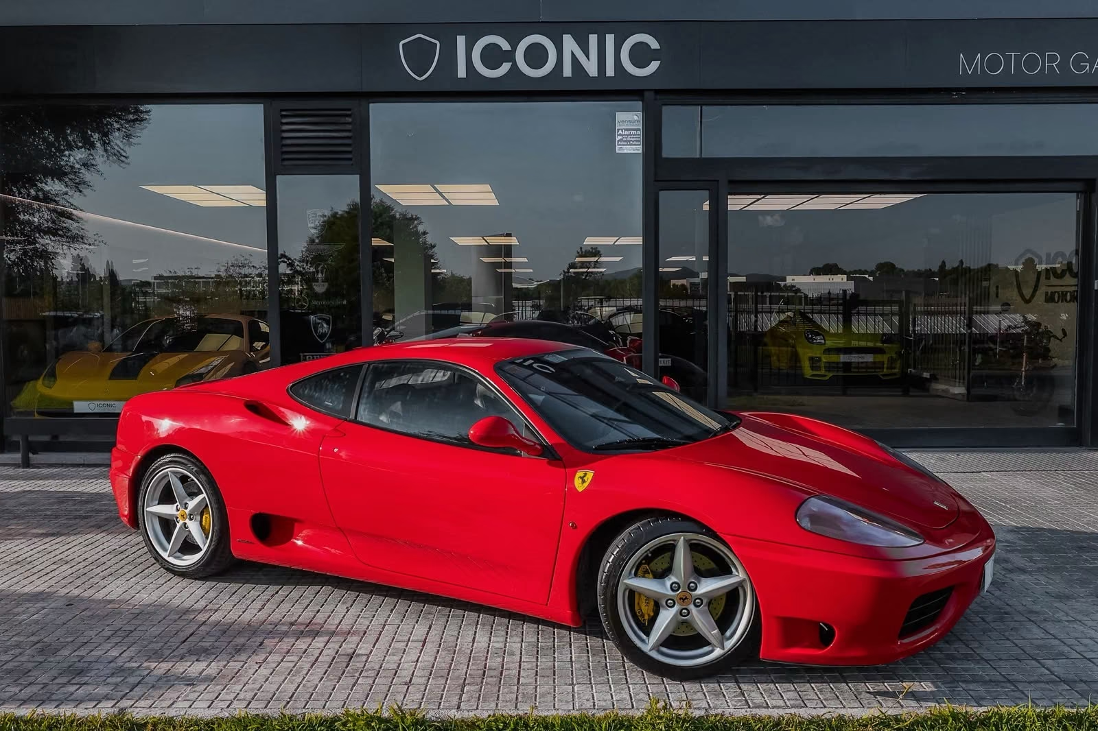 Ferrari 360 Modena 2001 in Rosso Corsa — front three-quarter view