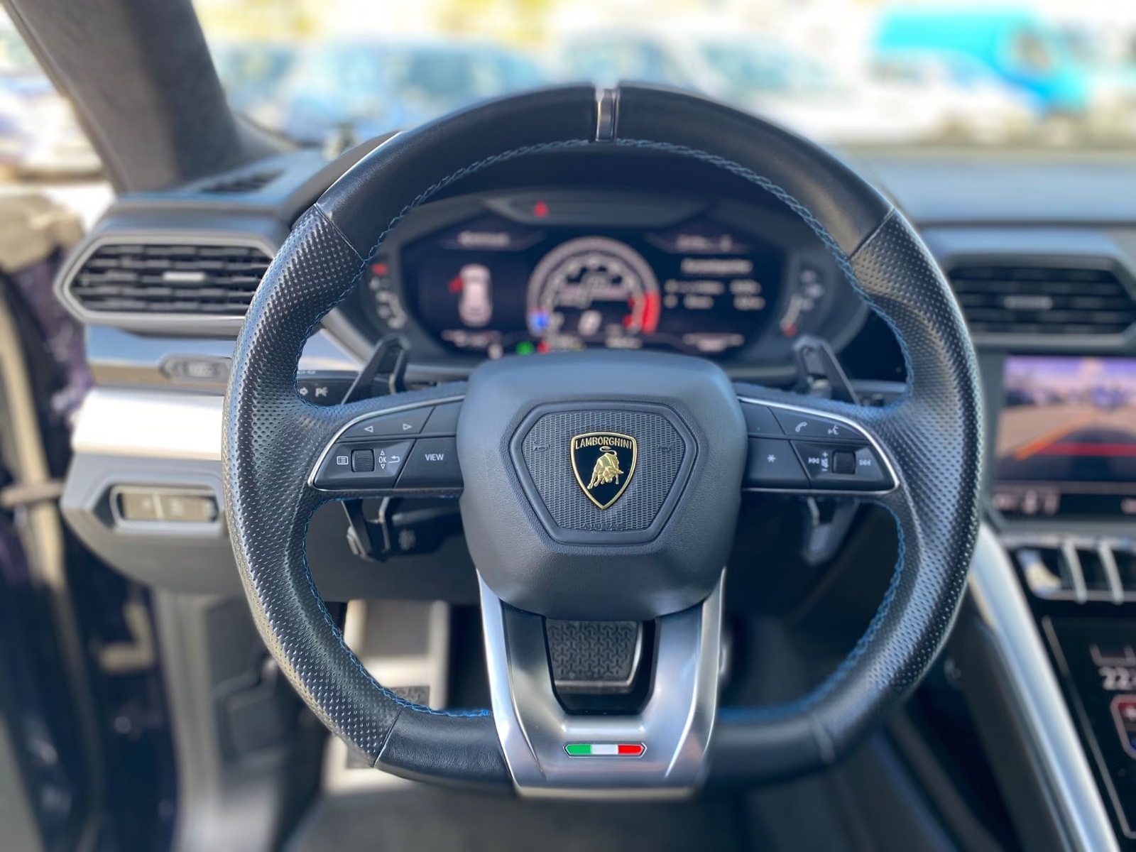 Lamborghini Urus 2018 — multifunction steering wheel and digital cockpit