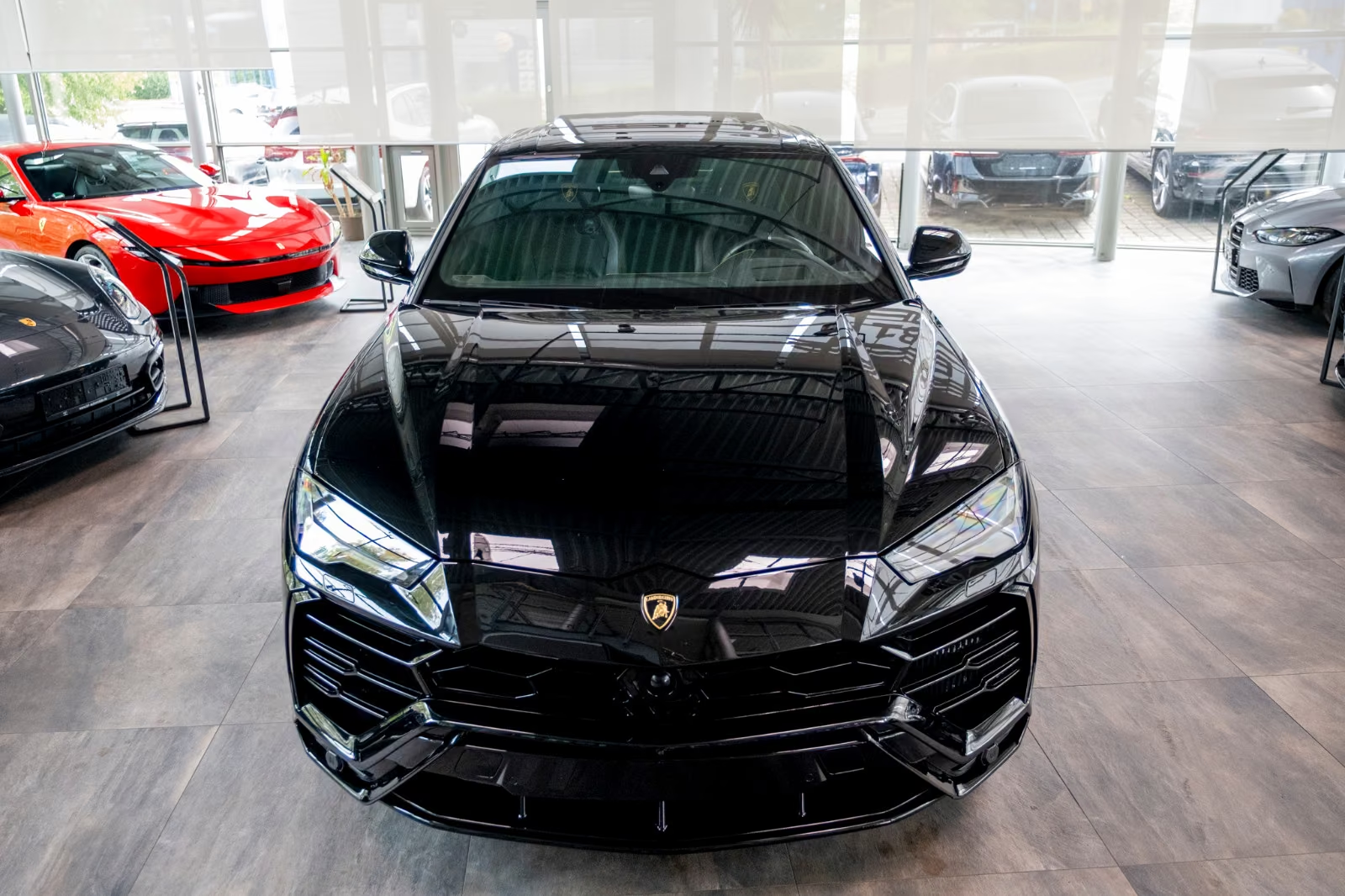 Lamborghini Urus 2018 — front view in Black Metallic