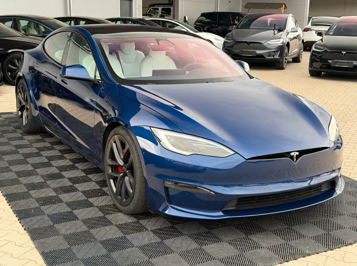 Front three-quarter view of the Deep Blue Metallic Tesla Model S Plaid.