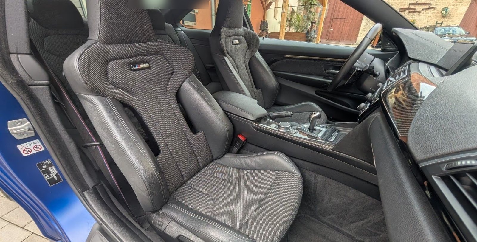 Front M sport seats in anthracite carbon-structure cloth and leather.