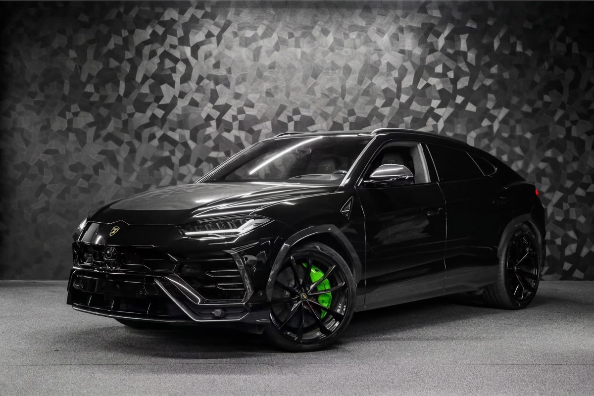 Lamborghini Urus 2021 — front three-quarter view in Nero Helene black