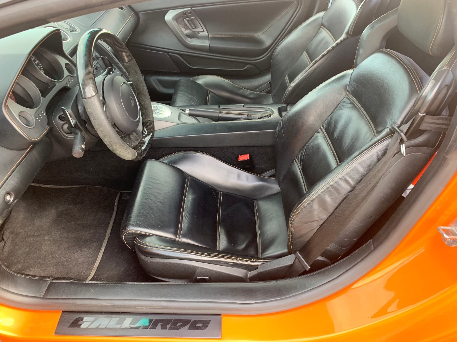 Black leather sport seats of the Lamborghini Gallardo with contrast stitching