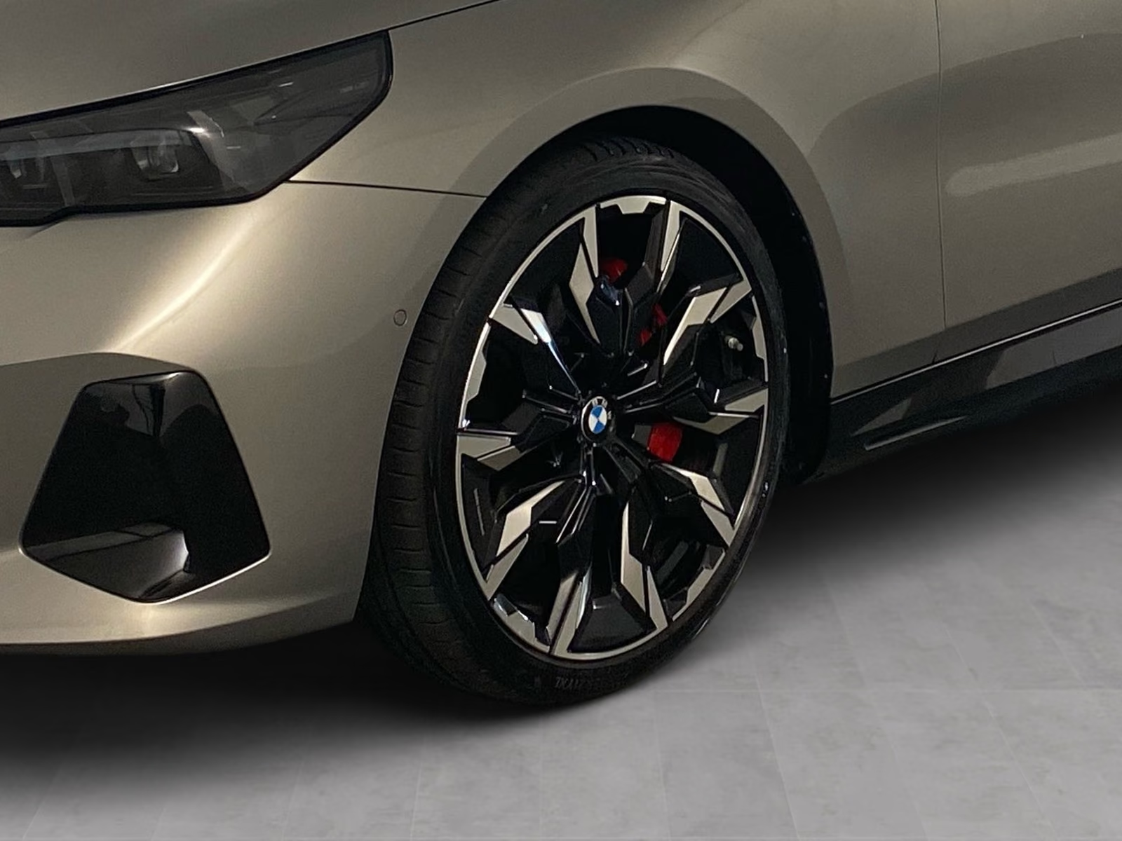 Detail of the 21-inch BMW Individual Aerodynamic wheel with red brake caliper.