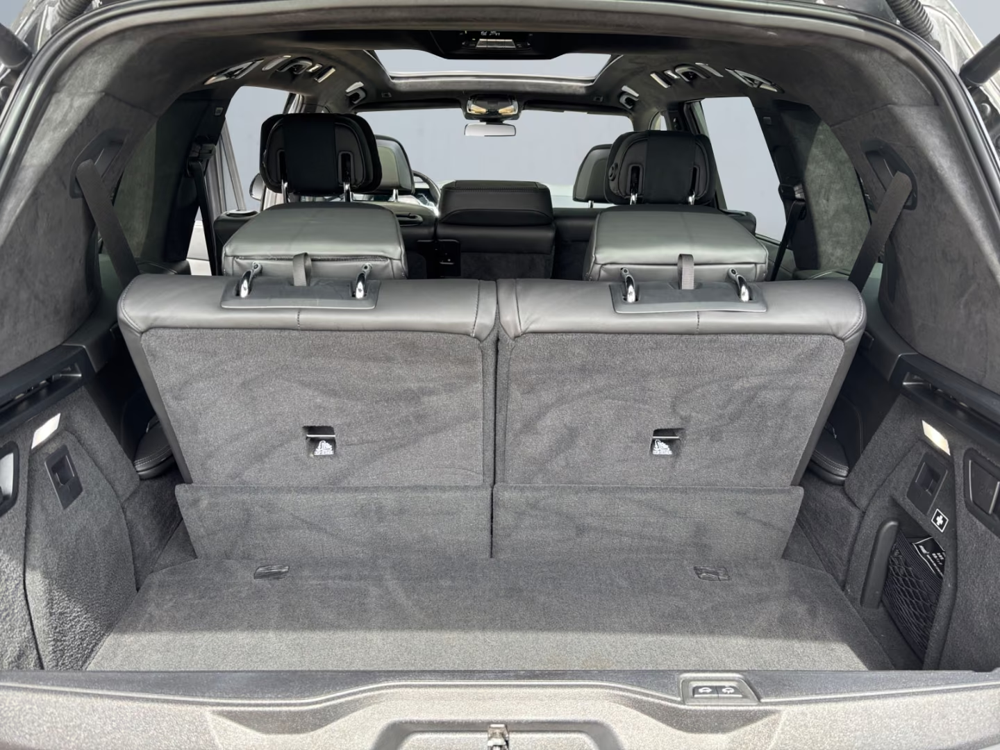 Luggage compartment of the seven-seat BMW X7.