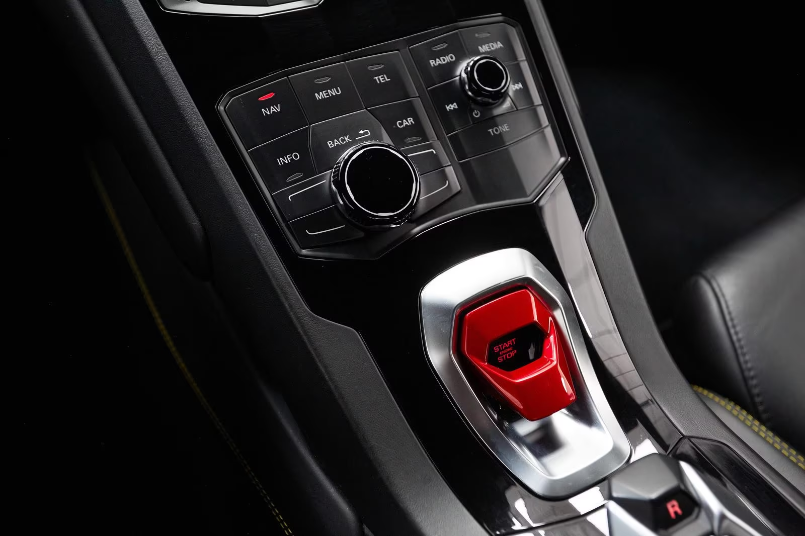 Lamborghini Huracán LP 610-4 Spyder 2016 — centre console and start button